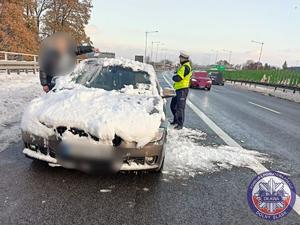 kierowca odśnieżający samochód w związku z przeprowadzoną kontrolą drogową
