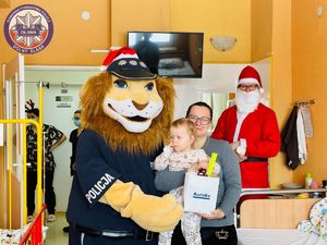 wizyta maskotki dolnośląskiej Policji - Komisarza Lwa na oddziale dziecięcym oławskiego szpitala