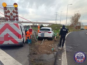 miejsce zdarzenia - uszkodzenia barier ochronnych przy wjeździe na MOP Oleśnica Mała