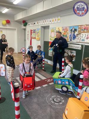 spotkanie policjanta z przedszkolakami