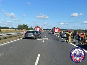 kolizja drogowa na autostradzie