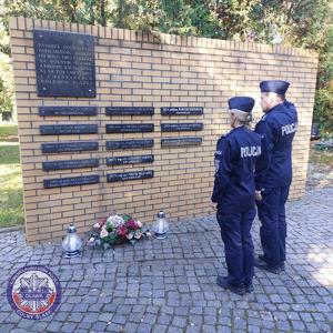 policjanci oddający hołd tragicznie zmarłym policjantom