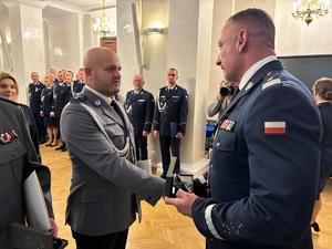 starszy aspirant Krzysztof Pikuła wspólnie z Komendantem Wojewódzkim Policji we Wrocławiu nadinspektorem Pawłem Półtorzyckim