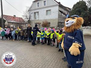 Komisarz Lew z uczniami szkoły podstawowej w Wierzbnie