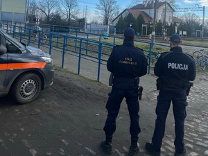 policjant i funkcjonariusz Straży Ochrony Kolei