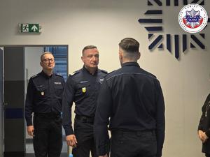 I Zastępca Komendanta Powiatowego Policji w Oławie składa meldunek Komendantowi Wojewódzkiemu Policji we Wrocławiu nadinspektorowi Pawłowi Półtorzyckiemu, za którym stoi Komendant Powiatowy Policji w Oławie nadkomisarz Grzegorz Maciąg