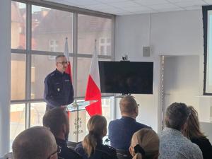 Komendant Powiatowy Policji w Oławie nadkomisarz Grzegorz Maciąg podsumowuje wyniki pracy oławskiej jednostki policji w roku 2024