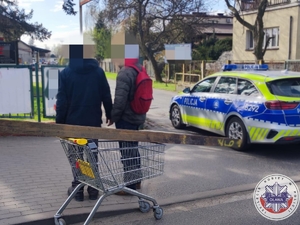 dwaj mężczyźni zatrzymani ze skradzionym elementem metalowym