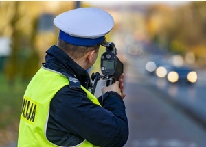 policjant podczas kontroli prędkości