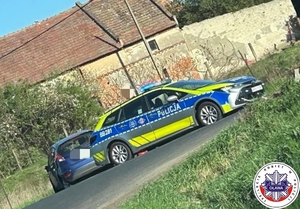 oznakowany policyjny radiowóz na miejscu kolizji drogowej