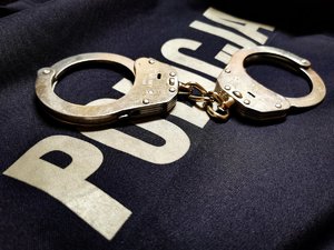 Napis policja i kajdanki