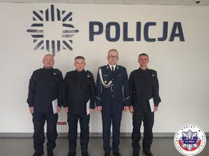 Trzej nowi policjanci oraz Komendant Powiatowy Policji w Oławie