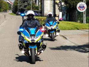 Policjanci na dwóch policyjnych motocyklach