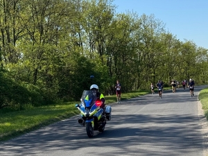policjant na motorze policyjnym zabezpiecza bieg