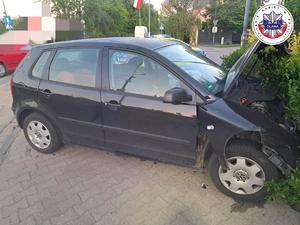 samochód marki VW Polo po kolizji drogowej z uszkodzonym przodem pojazdu