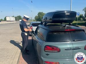 policjant Wydziału Ruchu Drogowego podczas kontroli pojazdu