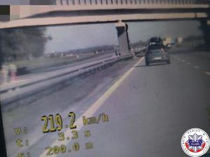 zdjęcie zarejestrowanej prędkości samochodu wskazujące 219 kilometrów na godzinę