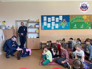 Policjanci podczas spotkania z przedszkolakami z Miłoszyc
