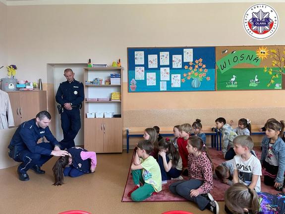 Policjanci podczas spotkania z przedszkolakami z Miłoszyc