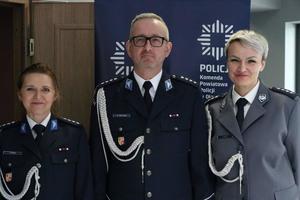 Komendant Powiatowy Policji w Oławie obok którego stoi Naczelnik Wydziału Prewencji oraz Zastępca Naczelnika Wydziału Prewencji KPP w Oławie