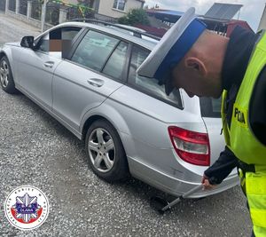 policjant sprawdzający poziom hałasu