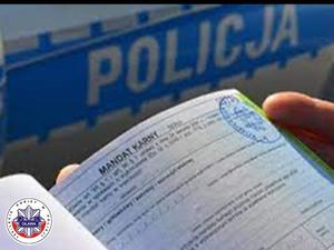 bloczek mandatowy a w tle napis policja