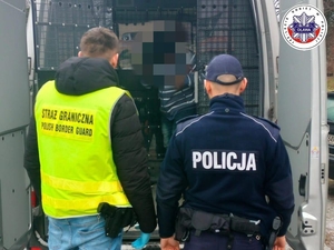 policjant oraz funkcjonariusz Straży Granicznej podczas zatrzymania mężczyzny