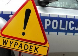 radiowóz, napis Policja oraz znak z napisem wypadek