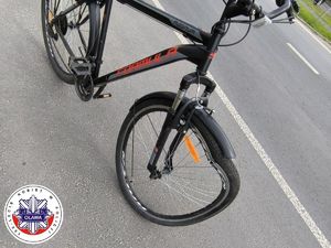 zdjęcie uszkodzonego koła w rowerze w związku z kolizją