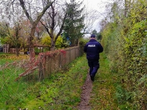 policjant patrolujący ogrody działkowe