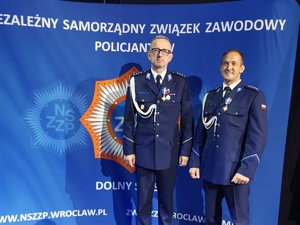 nadkomisarz Grzegorz Maciąg i aspirant sztabowy Marcin Kozioł z Komendy Powiatowej Policji w Oławie