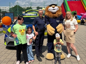 policjantka na festynie szkolnym