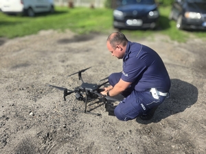 policjant uruchamiający drona