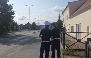 policjanci nadzorujący pracę drona