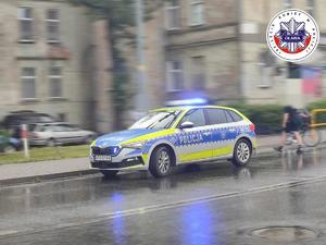 radiowóz policji na miejscu zdarzenia drogowego