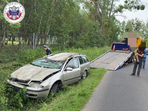 samochód znajdujący się w rowie po dachowaniu