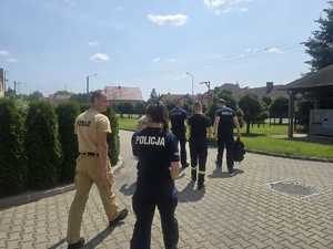 policjanci i strażacy szykujący się do ćwiczeń