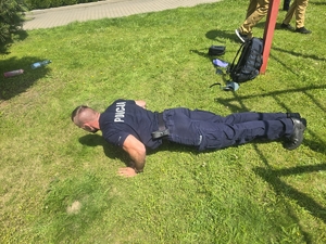 policjant wykonujący pompki