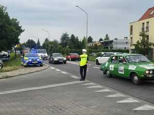 Policjantka kierująca ruchem na skrzyżowaniu dróg