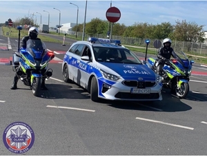 policyjny radiowóz oraz dwa motocykle