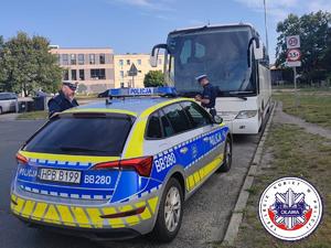 Policjanci z Wydziału Ruchu Drogowego podczas kontroli autobusu