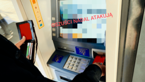 na zdjęciu widać kawałek portfela oraz bankomat