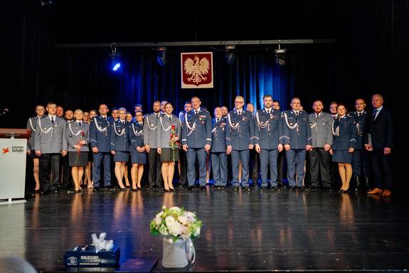 zdjęcie grupowe Komendanta Wojewódzkiego Policji we Wrocławiu z kadrą kierowniczą oraz wyróżnionymi policjantami z Komendy Powiatowej Policji w Oławie
