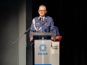 Komendant Powiatowy Policji w Oławie nadkomisarz Grzegorz Maciąg podczas przemówienia
