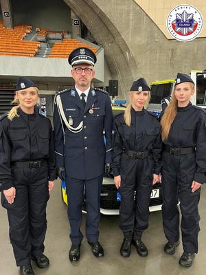 Komendant Powiatowy Policji w Oławie nadkomisarz Grzegorz Maciąg oraz nowo przyjęte policjantki