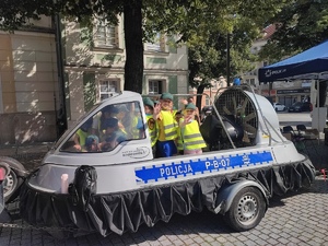 przedszkolaki podczas poznawanie sprzętu Komisariatu Policji Wodnego KWP we Wrocławiu