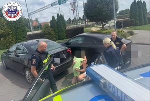 odnaleziony 6-latek w towarzystwie mamy, Policjantów i Strażników Miejskich w Oławie