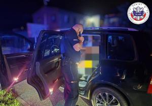 Policjant udzielający wsparcia osobie w kryzysie emocjonalnym