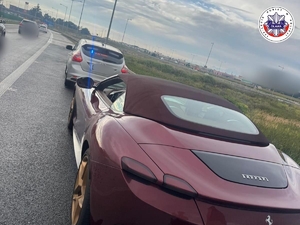 kontrola drogowa pojazdu marki ferrari