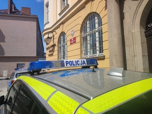 radiowóz na tle budynku oławskiej policji